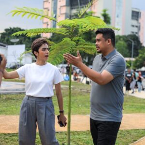 Warga Medan Mulai Beraktivitas di Kebun Bunga