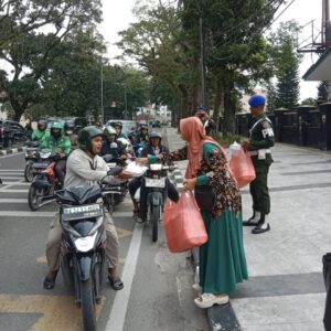 Giat Rutin Jumat Berkah Denpom I/5 Bersama Persit KCK Berikan Kebahagiaan bagi Warga.