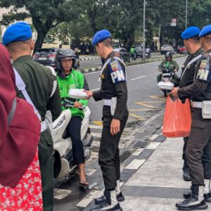 Denpom I/5 Medan dan Persit KCK Gelar Jumat Berkah, Berbagi Kebahagiaan di Jalan Letjen Suprapto.